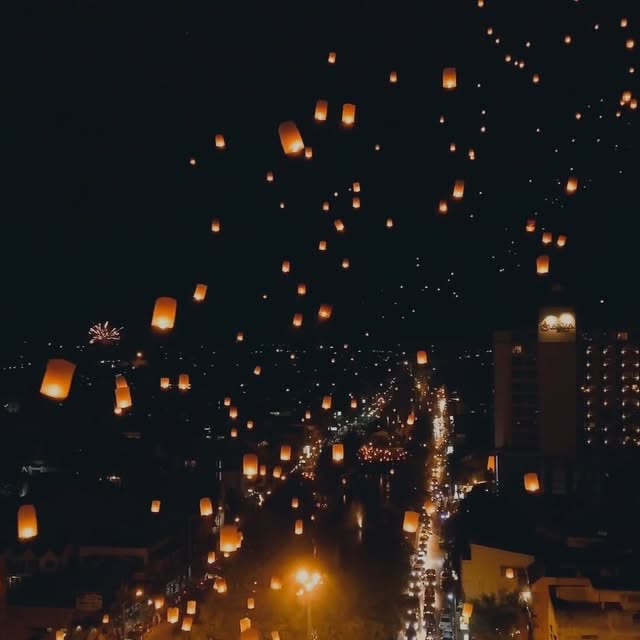 夜空に浮かぶランタンの空撮