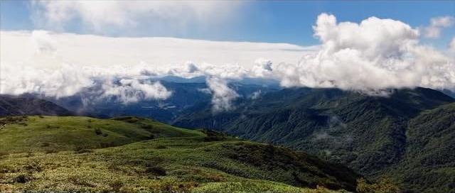 山並みと雲の空撮