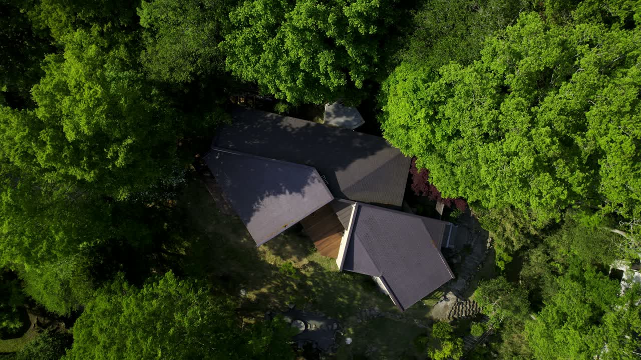 森の中の屋根 俯瞰空撮