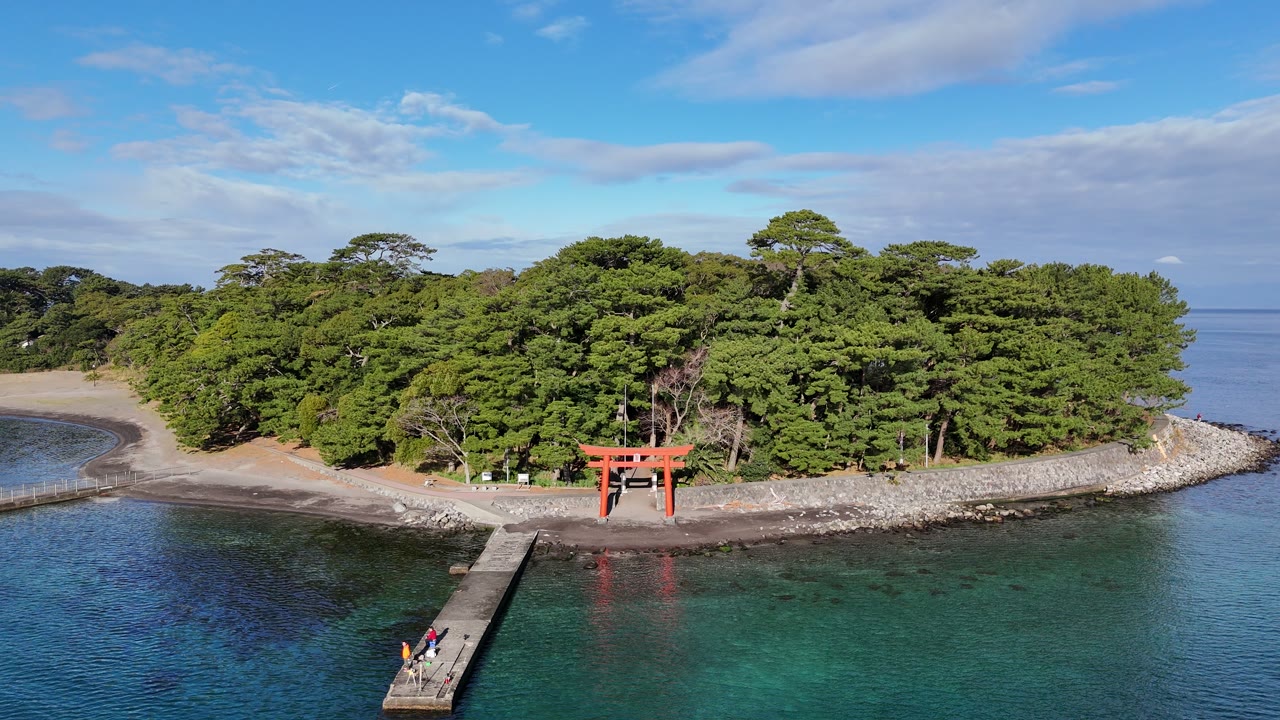 湖上の鳥居 空撮